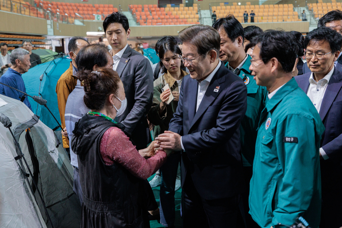 금호타이어 화재 대피소 찾아 위로하는 이재명 대선후보