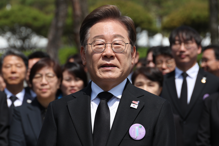 개헌 입장 공개 관련 질문에 답하는 이재명 후보
