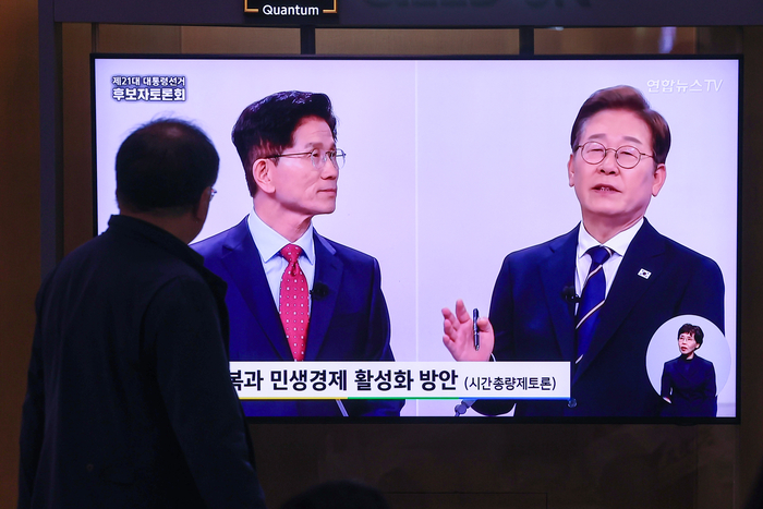 대선 후보 토론회 방송으로 지켜보는 시민들