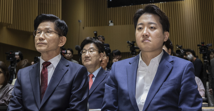 국민의힘 김문수(왼쪽) 대선후보와 개혁신당 이준석 대선후보가 지난 19일 서울 중구 서울시청에서 열린 '약자와 동행하는 서울 토론회'에 참석해 나란히 앉아 있다. 연합뉴스