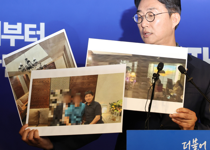 민주, ‘지귀연 접대 의혹’ 사진 공개…“룸살롱서 삼겹살 먹나”