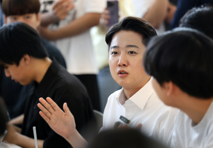 개혁신당 이준석 대선 후보가 20일 광주 북구 전남대학교에서 진행한 '학식먹자 이준석' 행사에서 학생들과 점심을 먹으며 대화를 나누고 있다. 연합뉴스