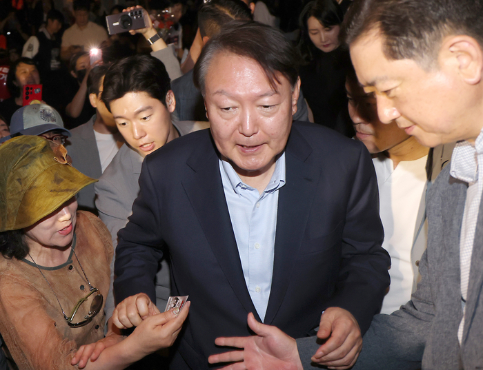 윤석열 전 대통령이 21일 서울 메가박스 동대문에서 다큐멘터리 영화 '부정선거, 신의 작품인가'를 관람한 뒤 상영관을 나서고 있다. 연합뉴스