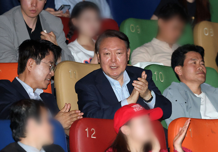 윤석열 전 대통령이 21일 서울 메가박스 동대문에서 영화 '부정선거, 신의 작품인가' 관람을 마친 뒤 박수를 치고 있다. 왼쪽부터 이영돈 PD, 윤 전 대통령, 전한길 전 한국사 강사. 연합뉴스