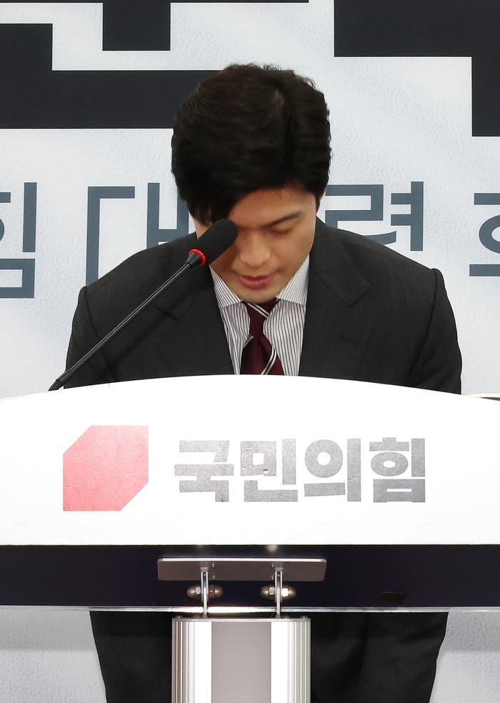 국민의힘 김용태 비상대책위원장이 21일 서울 여의도 국회에서 김건희 여사와 관련한 문제 등과 관련한 기자회견에 앞서 인사하고 있다. 연합뉴스