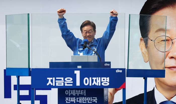 더불어민주당 이재명 대선 후보가 21일 인천광역시 부평역 북광장에서 열린 집중유세에서 시민들에게 인사하고 있다.