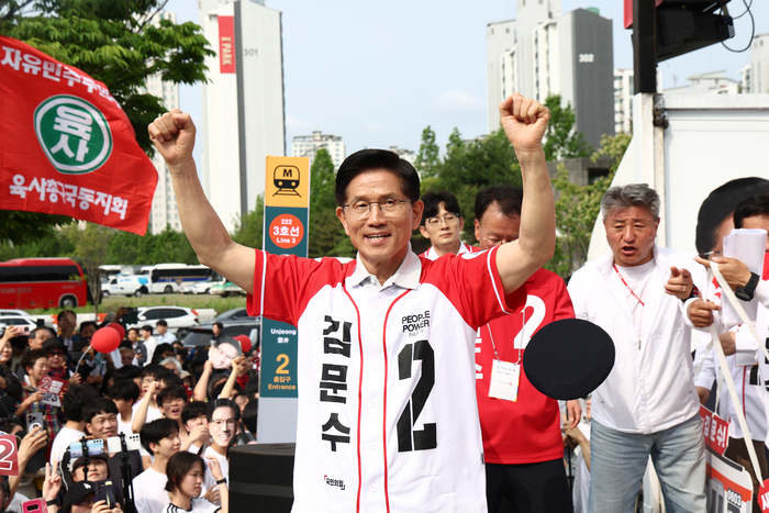 국민의힘 김문수 대선 후보가 21일 경기 파주시 파주 새암공원에서 유세를 하고 있다. 연합뉴스