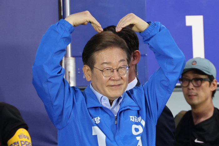 더불어민주당 이재명 대선 후보가 지난 21일 자신의 지역구인 인천광역시 계양역 앞 유세에서 연설을 마친 뒤 하트인사를 하고 있다. 연합뉴스