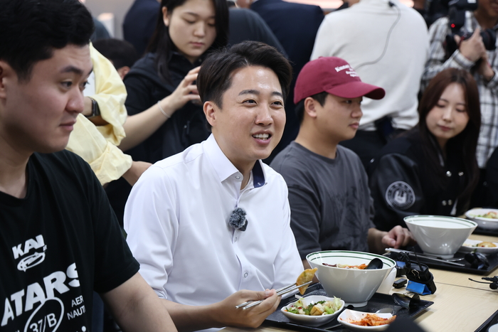 개혁신당 이준석 대선 후보가 22일 '학식먹자 이준석' 행사가 열린 인천 미추홀구 인하대학교에서 학생들과 점심을 먹으며 대화를 나누고 있다. 연합뉴스
