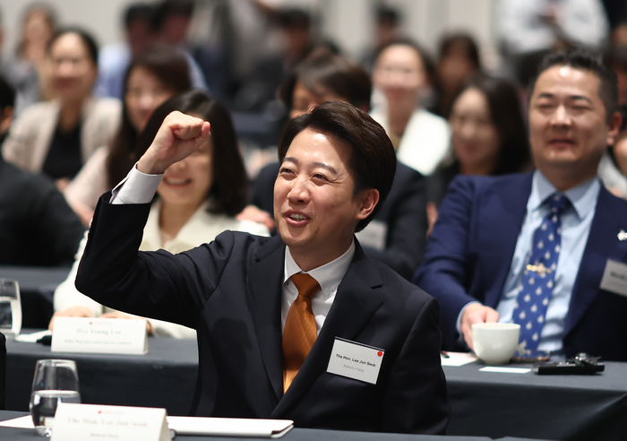 개혁신당 이준석 대선 후보가 22일 그랜드하얏트서울에서 열린 주한미국상공회의소(암참) 간담회에서 제임스 김 암참 회장 발언에 손 들어 보이고 있다. 연합뉴스
