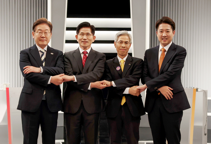 더불어민주당 이재명·국민의힘 김문수·민주노동당 권영국·개혁신당 이준석 대선후보가 23일 서울 영등포구 여의도 KBS 스튜디오에서 열린 제21대 대선 2차 후보자 토론회 시작에 앞서 기념 촬영하고 있다. 연합뉴스
