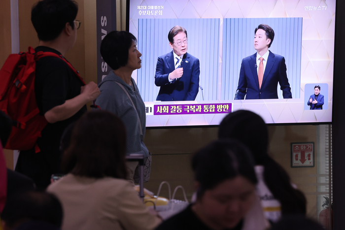23일 서울역 대합실에서 제21대 대통령선거 2차 후보자 토론회가 생중계되고 있다. 연합뉴스