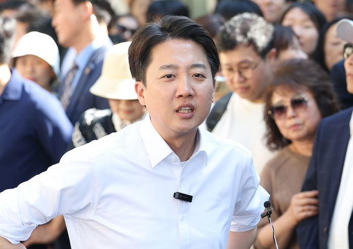 유세 전 발언하는 이준석 대선후보
(서울=연합뉴스) 김성민 기자 = 개혁신당 이준석 대선후보가 25일 서울 종로구 종묘 인근 서순라길에서 유세 시작 전 발언하고 있다. 2025.5.25
ksm7976@yna.co.kr
(끝)
<저작권자(c) 연합뉴스, 무단 전재-재배포, AI 학습 및 활용 금지>