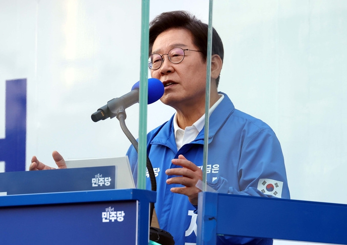 더불어민주당 이재명 대선후보가 '캐스팅보트'로 꼽히는 충남 지역 유세에 나선 25일 충남 아산시 탕정역 한들물빛공원에서 열린 집중유세에서 시민들에게 지지를 호소하고 있다. 연합뉴스