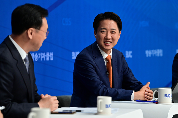개혁신당 이준석 대선 후보가 26일 서울 양천구 한국방송회관에서 열린 한국방송기자클럽 초청 토론회에 참석하고 있다. 연합뉴스