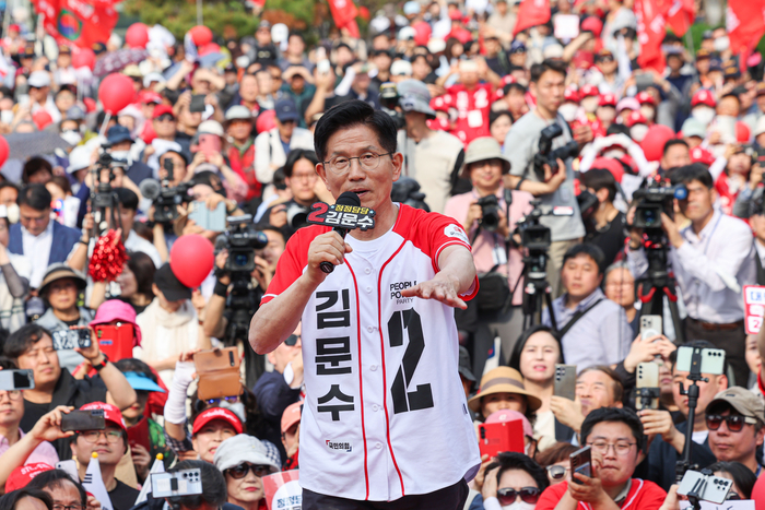 국민의힘 김문수 대선 후보가 26일 경기 용인시 용인 포은아트갤러리 광장에서 열린 집중유세에서 지지를 호소하고 있다. 연합뉴스
