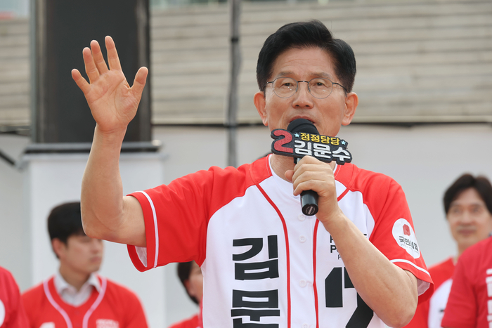 국민의힘 김문수 대선 후보가 26일 경기 용인시 용인 포은아트갤러리 광장에서 열린 집중유세에서 지지를 호소하고 있다. 연합뉴스