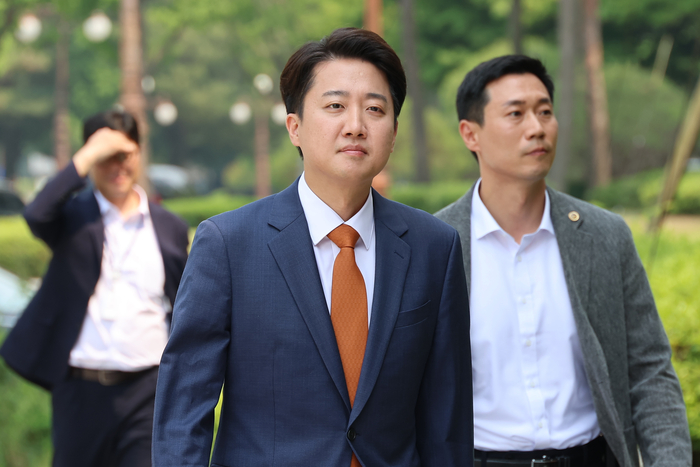 개혁신당 이준석 대선 후보가 지난 27일 서울 여의도 국회에서 단일화 등과 관련한 입장을 밝히기 위해 기자회견 장소로 이동하고 있다. 연합뉴스