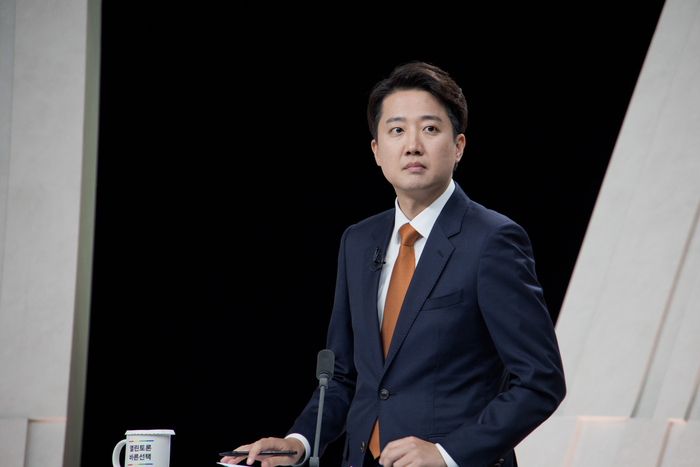 개혁신당 이준석 후보가 지난 27일 서울 마포구 상암동 MBC 스튜디오에서 열린 정치 분야 TV토론회를 준비하고 있다. 연합뉴스