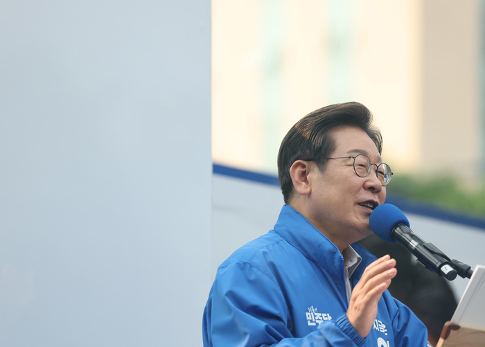 더불어민주당 이재명 대선 후보가 28일 서울 광진구 어린이대공원 정문 앞에서 열린 광진구·중랑구 집중 유세에서 지지를 호소하고 있다. 연합뉴스