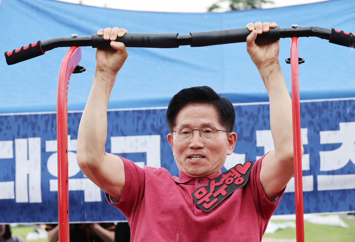 국민의힘 김문수 대선 후보가 28일 경북 경산시 영남대학교를 방문해 축제 현장에서 턱걸이를 선보이고 있다. 연합뉴스