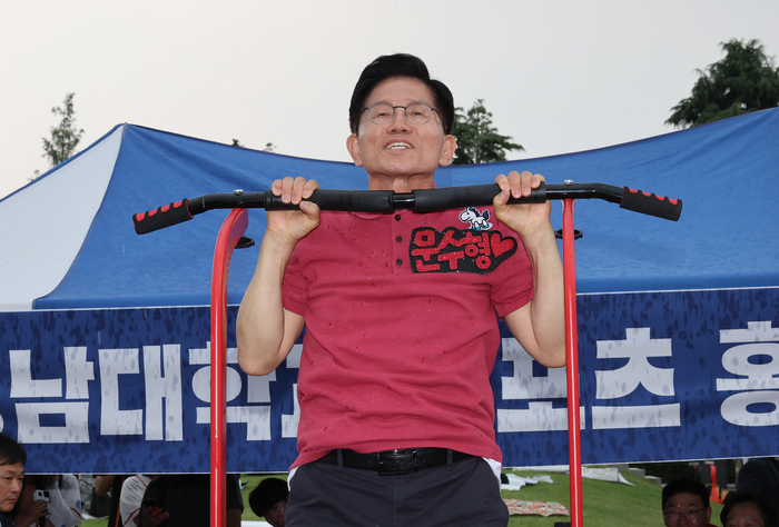 국민의힘 김문수 대선 후보가 28일 경북 경산시 영남대학교를 방문해 축제 현장에서 턱걸이를 하고 있다. 연합뉴스