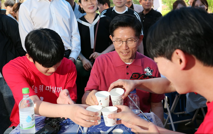 국민의힘 김문수 대선 후보가 28일 경북 경산시 영남대학교를 방문해 학생들과 대화하고 있다. 연합뉴스