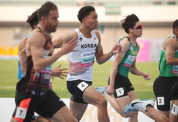 28일 오후 경북 구미시민운동장에서 열린 2025 아시아육상경기선수권대회 남자 100m 준결선에서 나마디 조엘진(19·예천군청)이 전력질주하고 있다. 연합뉴스