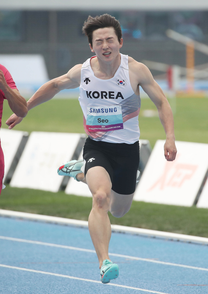 28일 오후 경북 구미시민운동장에서 열린 2025 아시아육상경기선수권대회 남자 100m 준결선에서 서민준(21·서천군청)이 전력질주하고 있다. 연합뉴스