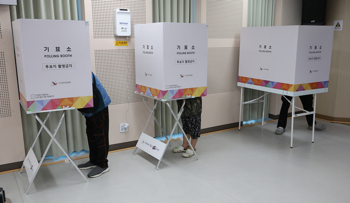 제21대 대통령선거 사전투표 첫날인 29일 서울 성동구 송정동공공복합청사에 마련된 사전투표소에서 시민들이 기표소에서 투표하고 있다.  연합뉴스