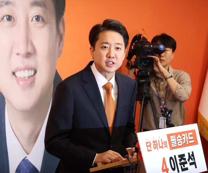 개혁신당 이준석 대통령선거 후보가 29일 국회에서 긴급기자회견을 열고 TV 토론회에서 여성 신체에 대한 표현으로 논란이 되고 있는 것과 관련해 입장을 밝힌 뒤 취재진의 질문에 답변하고 있다. 연합뉴스