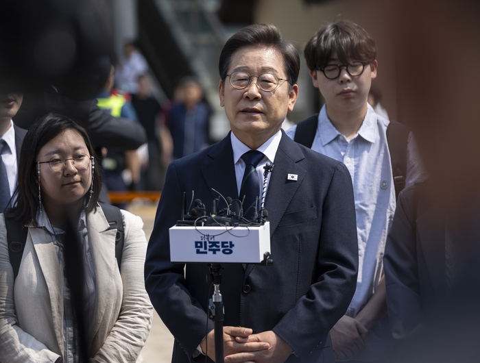 더불어민주당 이재명 대선후보가 21대 대통령선거 사전투표 첫날인 29일 서울 서대문구 신촌동 주민센터에서 투표를 마친 뒤 취재진과 인터뷰에서 질문에 답하고 있다. 연합뉴스