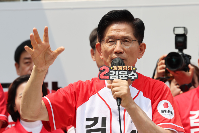 국민의힘 김문수 대선 후보가 29일 인천 부평구 부평문화의거리에서 유권자들에게 지지를 호소하고 있다. 연합뉴스