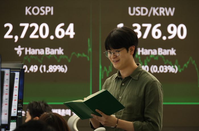 29일 오후 서울 중구 하나은행 본점 딜링룸 현황판에 코스피, 원/달러 환율이 표시돼 있다. 이날 코스피는 1.9% 가까이 올라 10개월 만에 최고치를 기록하며 지난해 8월 '블랙먼데이' 이전 수준을 회복했다. 연합뉴스