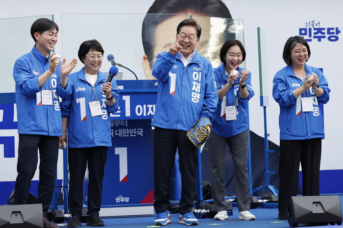 더불어민주당 이재명 대선후보가 29일 서울 송파구 잠실종합운동장 광장에서 열린 강동구·송파구 집중유세에서 지지를 호소하고 있다.