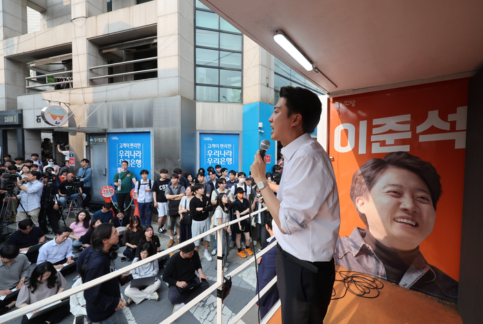 개혁신당 이준석 대선 후보가 제21대 대통령선거 사전투표 첫날인 29일 서울 성북구 안암역 인근에서 열린 유세에서 지지를 호소하고 있다. 연합뉴스