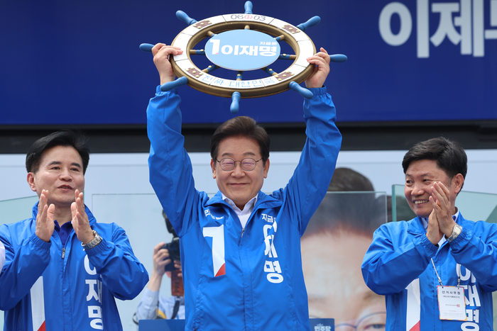 더불어민주당 이재명 대선 후보가 선거를 사흘 앞둔 마지막 주말인 31일 경기 평택시 배다리생태공원에서 열린 평택·오산·안성시 유세에서 조타기를 받아 들어올리고 있다. 연합뉴스