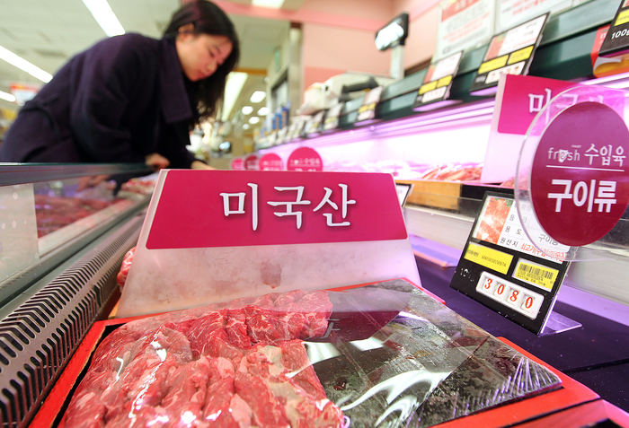 대형마트 식품관에 진열된 미국산 소고기를 소비자가 보고 있다. <연합뉴스>
