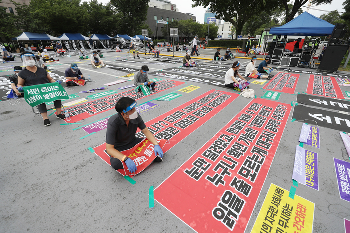2020년 대구시청 앞에서 내당지역주택조합 조합원 200여명이 사업계획(공동사업주체)변경 승인을 요구하며 집회를 하고 있다. <영남일보 DB>