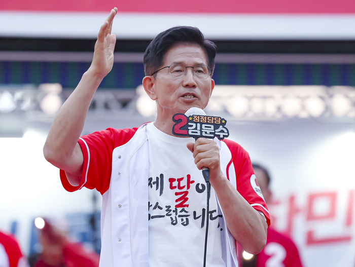 국민의힘 김문수 대통령 후보가 지난달 31일 경북 포항 북포항우체국 앞에서 열린 '승리로 가는 길, 포항 집중유세'에서 시민들에게 지지를 호소하고 있다.
이현덕기자 lhd@yeongnam.com