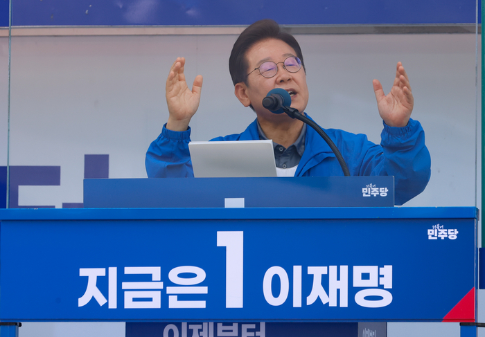 더불어민주당 이재명 대선 후보가 지난 1일 오후 대구 동구 동대구역 광장에서 열린 유세에서 시민들에게 지지를 호소하고 있다.
이윤호기자 yoonhohi@yeongnam.com