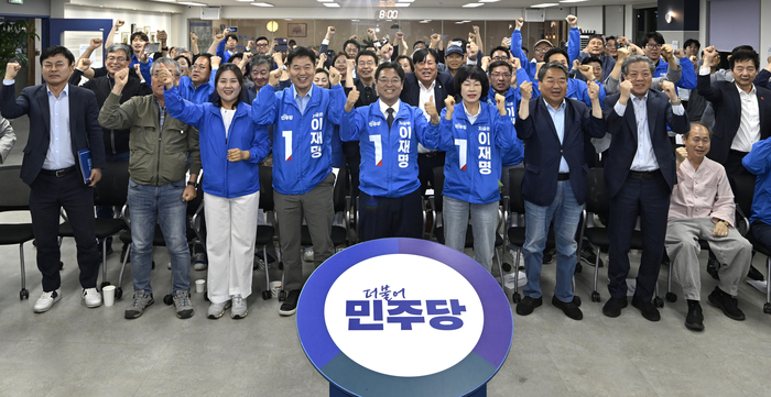 제21대 대통령 출구조사가 발표된 3일 오후 대구 중구 더불어민주당 대구시당에서 당원들이 출구조사 결과를 보며 환호하고 있다.
이윤호기자 yoonhohi@yeongnam.com