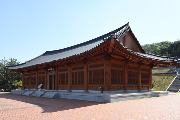 청송 항일의병기념관. 임진왜란부터 경술국치까지의 의병사와 청송지역 의병 관련 문헌, 영상, 자료 등을 전시하고 있다.
