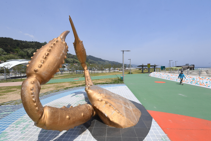 영덕 강구항 해파랑공원. 해파랑공원 옆에는 대게거리가 있고 공원에서 바닷길을 따라 영덕 블루로드가 이어진다. 8코스로 나눈 영덕 블루로드 중 남호해수욕장에서 시작되는 2코스 '특별한 게 대게'의 길이다. 박관영기자 zone5@yeongnam.com