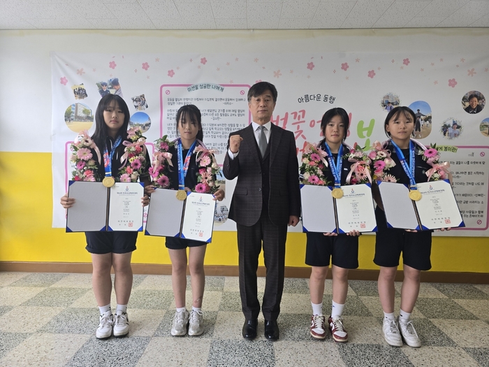 대구 강동중학교 김진현(가운데) 교장이 제54회 전국소년체육대회에서 금메달을 딴 카누선수들과 기념촬영을하고 있다.