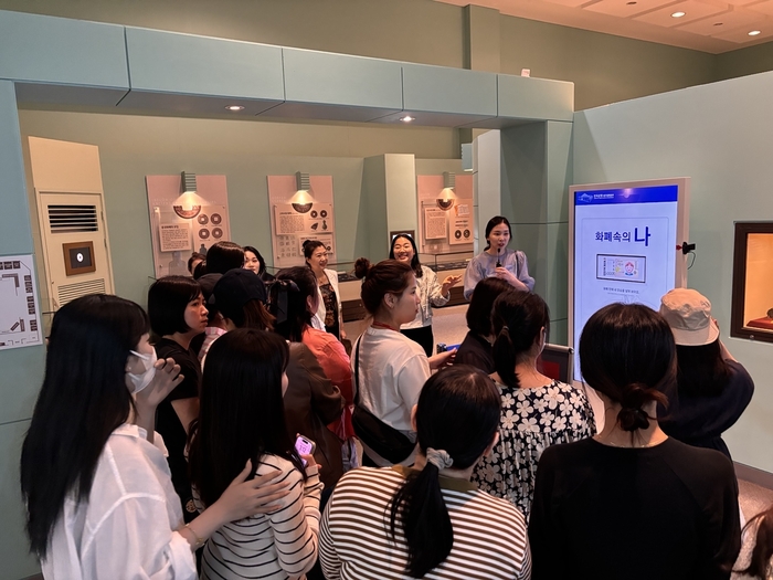 지난달 30일 한국은행 대구경북본부 화폐전시실을 찾은 다문화가정 여성들이 우리나라 화폐에 대한 설명을 듣고 있다. <한국은행 대구경북본부 제공>