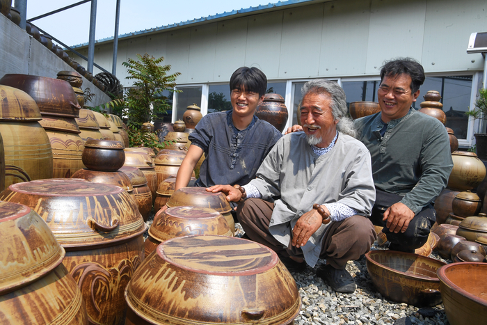 상주옹기장 삼대 손주 정웅혁씨, 정대희 보유자, 아들 정창준씨(왼쪽부터). 정대희  선생은 전통 옹기 제작 방식을 그대로 이어오고 있으며 세종실록지리지에 등장하는 황색 옹기를 재현한 '황옹'을 대표 작품으로 내놓고 있다. 
박관영기자 zone5@yeongnam.com