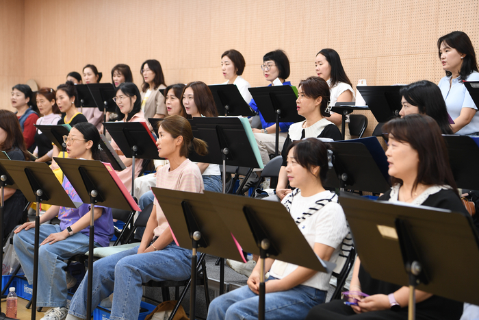 달성군립합창단은 달성군을 대표하는 합창단이다. 대구의 다른 구군합창단들과 마찬가지로 현재 달성군에 거주하는 여성들로 구성된 합창단이기도 하다.