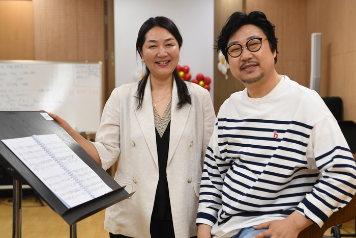 달성군립합창단 김희정단장(왼쪽)과 박찬일지휘자.