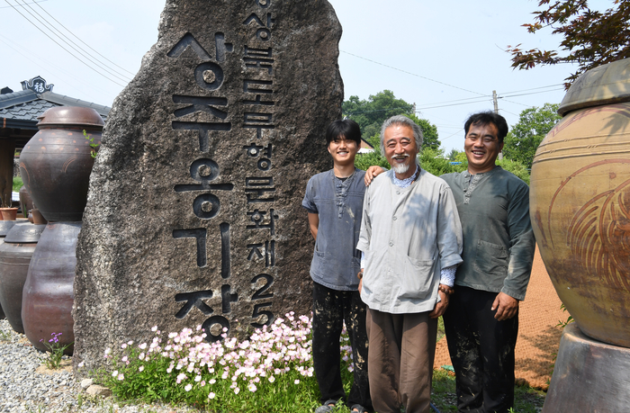 200년째 내려오는 상주옹기장 삼대 손주 정웅혁씨, 정대희 보유자, 아들 정창준씨(왼쪽부터).  경상북도 무형유산인 옹기장 정대희 선생을 중심으로 그의 아들 정창준 씨와 손자 정웅혁씨까지 8대가 옹기를 만들고 있다.
박관영기자 zone5@yeongnam.com